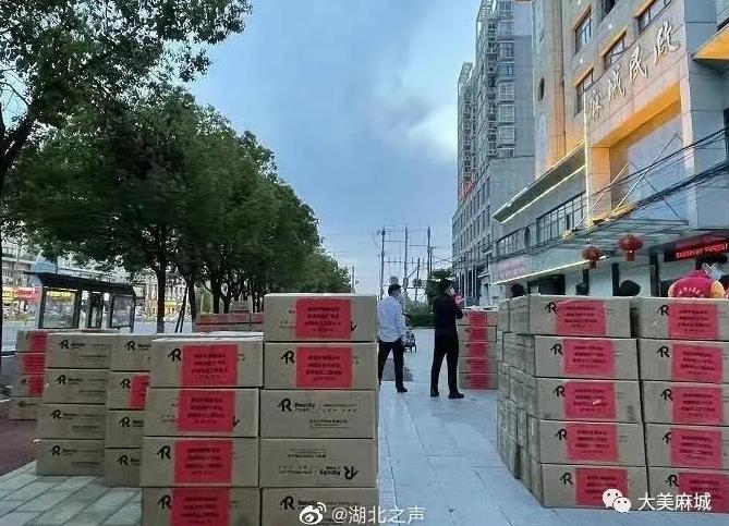 5月3日下午，麻城社会各界捐赠的生活物资整装待发，驰援上海